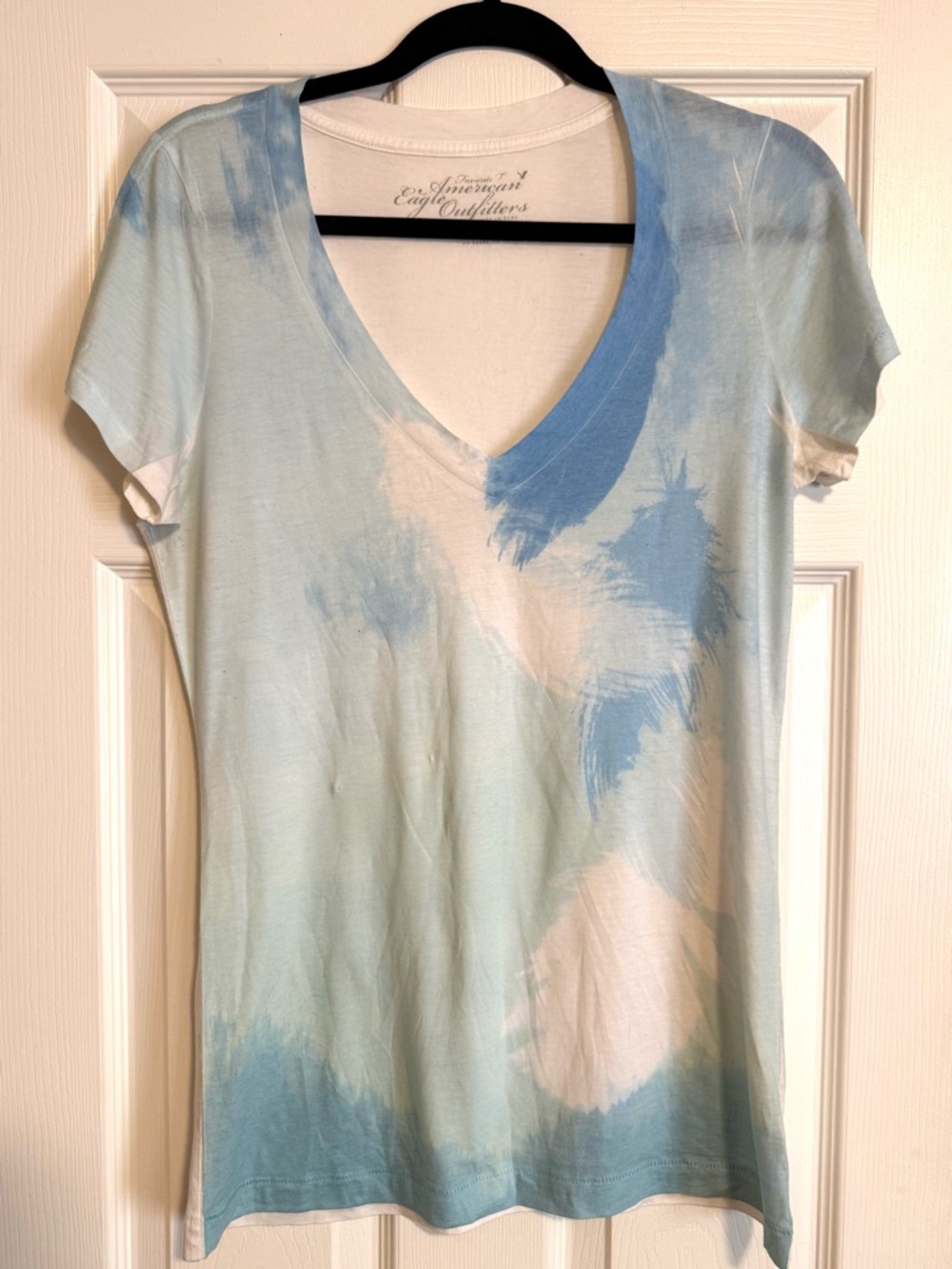 American Eagle Outfitters Light Blue and White V-Neck Tie-Dye Tee